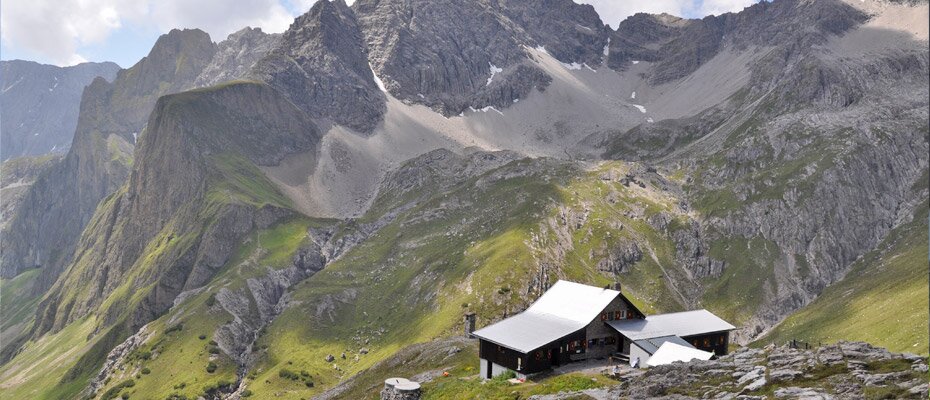 Das Württemberger Haus eingebettet im runden Kessel des Obermedriol